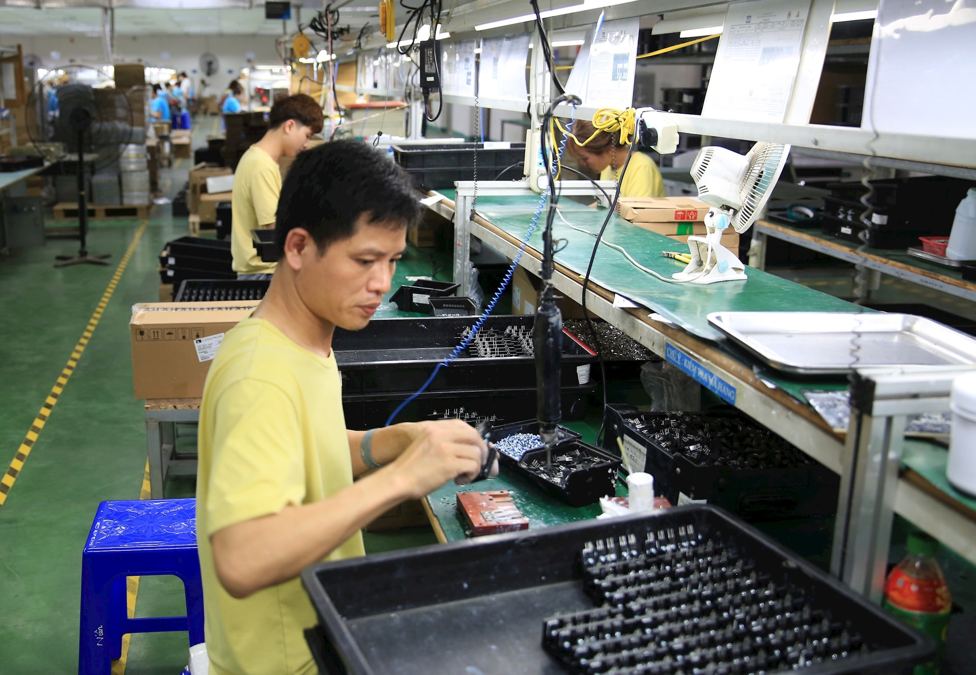 san-xuat-linh-kien-dien-tu-tai-cong-ty-tnhh-channel-well-technology-viet-nam-khu-cong-nghiep-quang-minh-xa-quang-minh-..jpg