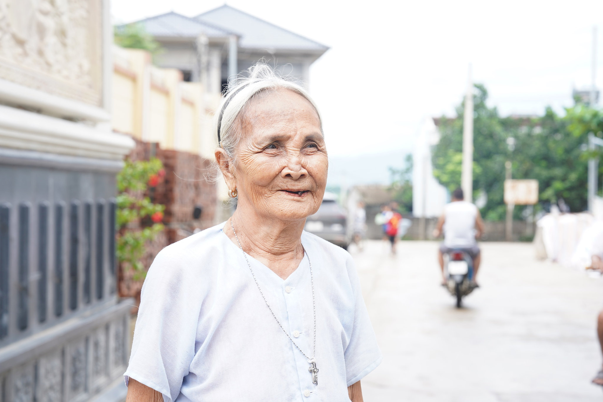 Niềm vui của người dân thôn Tân Hội, xã Tân Mai trước sự đổi thay của quê hương. Ảnh: Hữu Tiệp