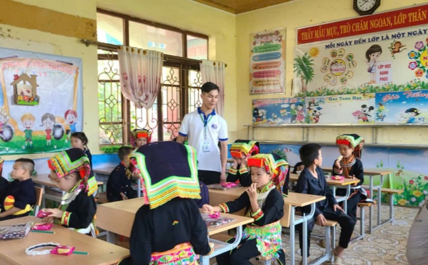 Chàng trai khuyết tật tham gia hoạt động tình nguyện tại vùng cao