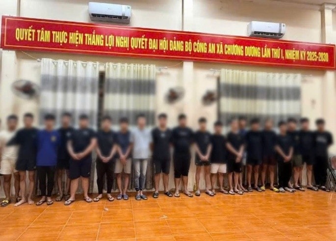 Các đối tượng trong nhóm “quái xế” vác dao kiếm truy đuổi người đi đường ở xã Chương Dương Các đối tượng trong nhóm “quái xế” vác dao kiếm truy đuổi người đi đường ở xã Chương Dương