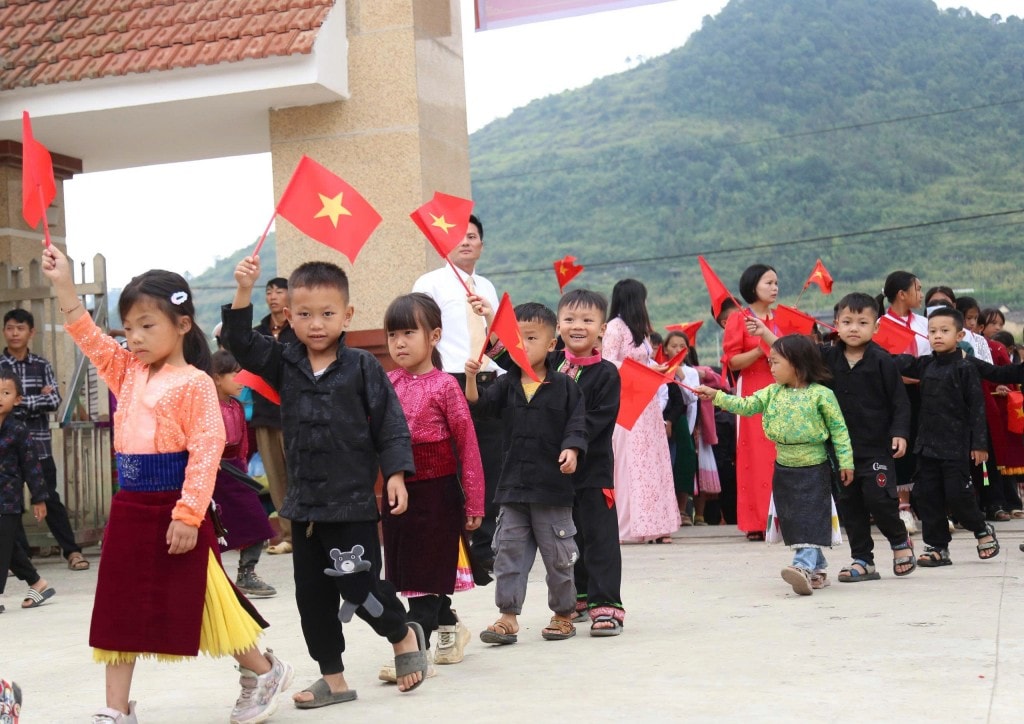 Nét hồn nhiên, ánh mắt đầy ước mơ của học trò nơi địa đầu Tổ quốc. Mỗi ánh mắt là một cánh cửa mở ra tương lai, đưa các em vượt qua những nếp núi cheo leo.