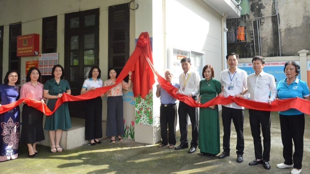 các đại biểu cắt băng khánh thành mô hình điểm “Tổ dân phố an toàn cho phụ nữ và trẻ em” tại Tổ dân phố số 7 phường Long Biên.