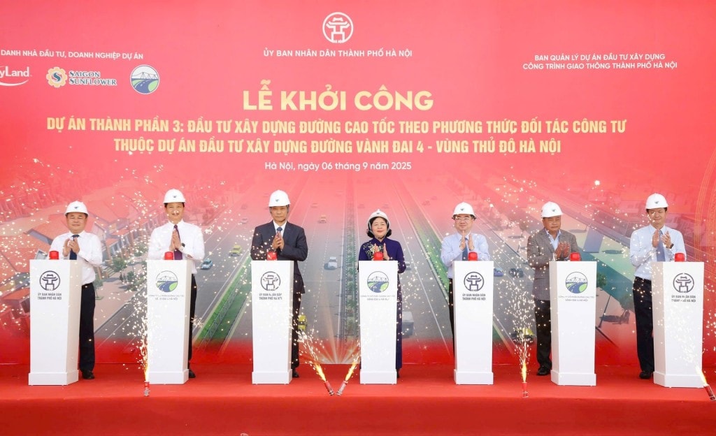 Các đại biểu thực hiện nghi thức khởi công dự án. Ảnh: Viết Thành