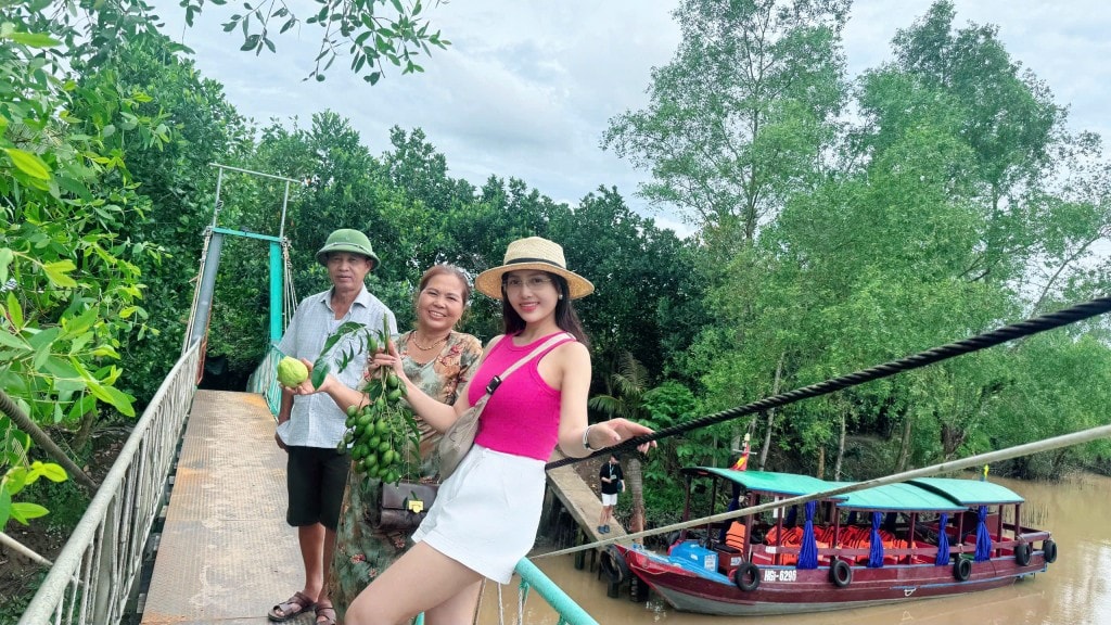 Người con đưa cha mẹ đi du lịch mùa Vu Lan