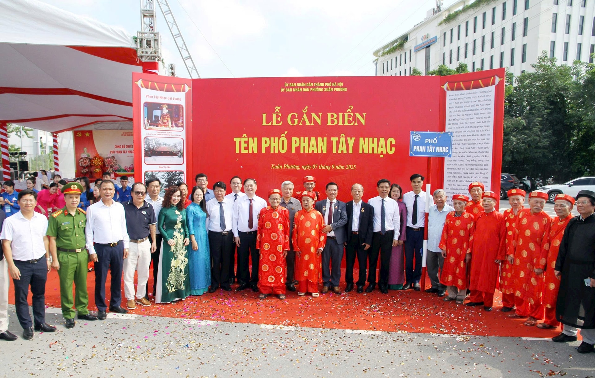 Các đại biểu tại lễ gắn biển tên phố Phan Tây Nhạc. Ảnh Duy Kiên