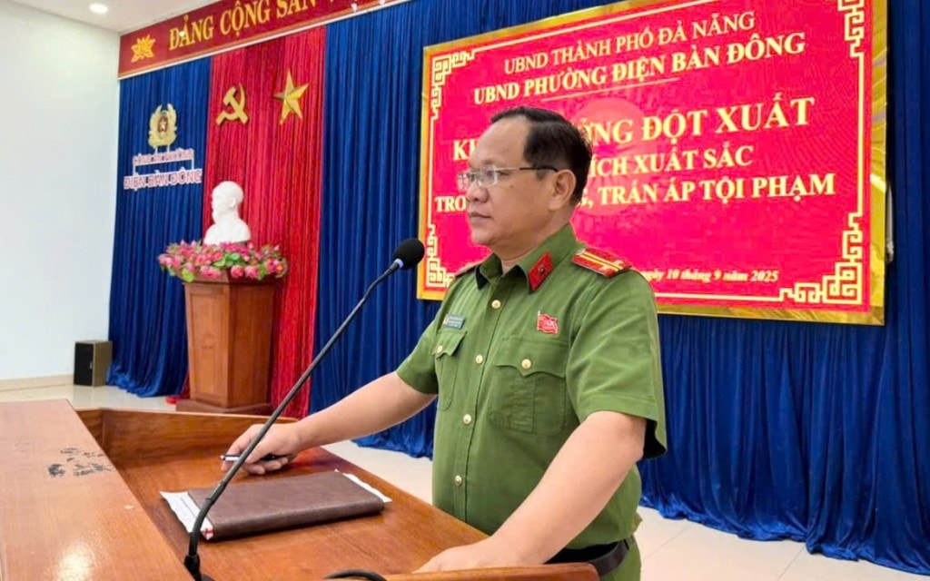 Trung tá Phan Thanh Hồng, Phó trưởng Công an phường Điện Bàn Đông báo cáo thành tích tại lễ khen thưởng UBND phường Điện Bàn Đông, TP Đà Nẵng vừa tổ chức lễ khen thưởng đột xuất c