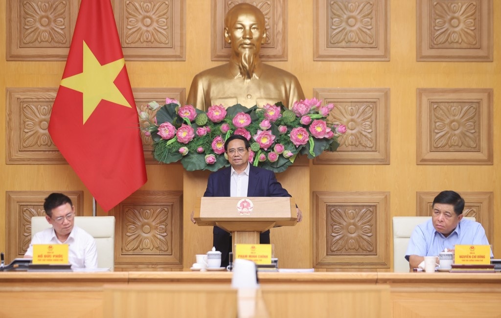 Liên quan đến việc triển khai chính quyền địa phương 2 cấp, Thủ tướng nhất trí với đề xuất cần có các giải pháp giải toả áp lực, tăng cường năng lực cho cán bộ cơ sở, đẩy mạnh chuyển đổi số, sắp xếp lại đội ngũ cán bộ hợp lý - Ảnh: VGP/Nhật Bắc