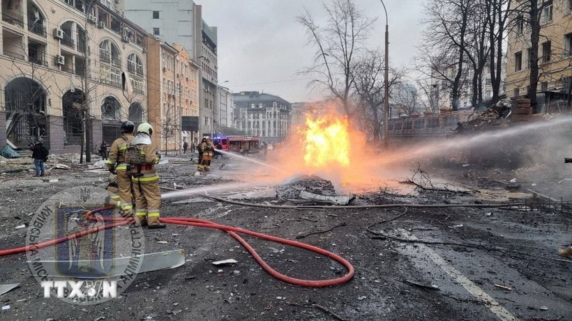 Nhân viên cứu hộ làm nhiệm vụ tại hiện trường vụ tấn công bằng tên lửa của Nga vào Kiev, Ukraine ngày 20/12/2024. (Ảnh: AA/TTXVN)