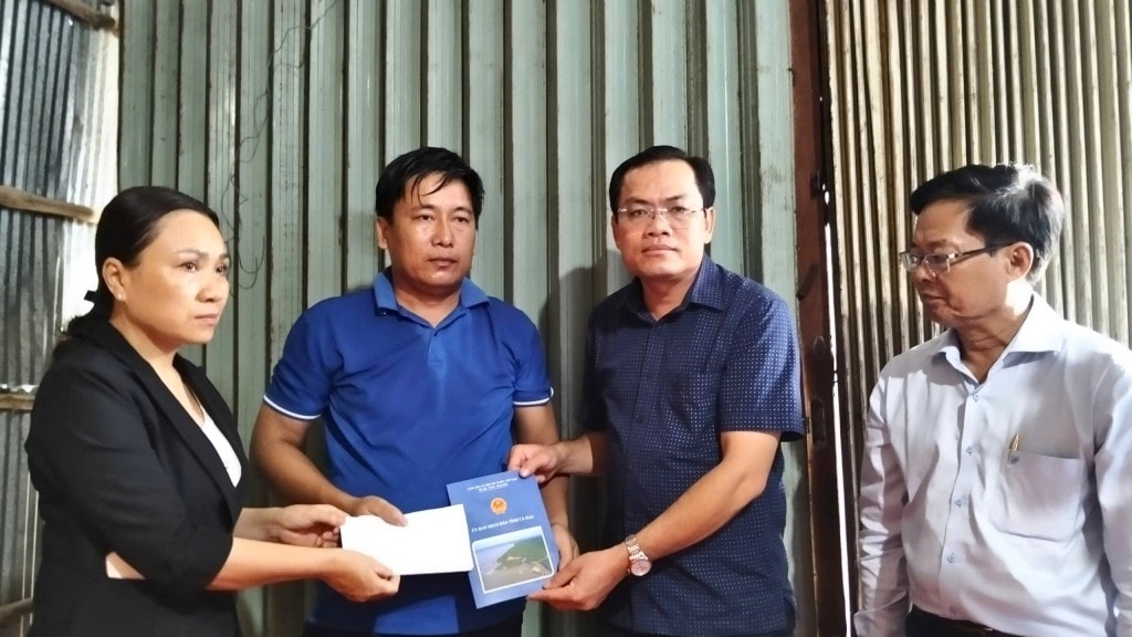 Ngô Vũ Thăng, Phó Chủ tịch UBND tỉnh Cà Mau (thứ 3 từ trái sang) trao hỗ trợ cho gia đình anh chị Q. Ngô Vũ Thăng, Phó Chủ tịch UBND tỉnh Cà Mau (thứ 3 từ trái sang) trao hỗ trợ cho gia đình anh chị Q.