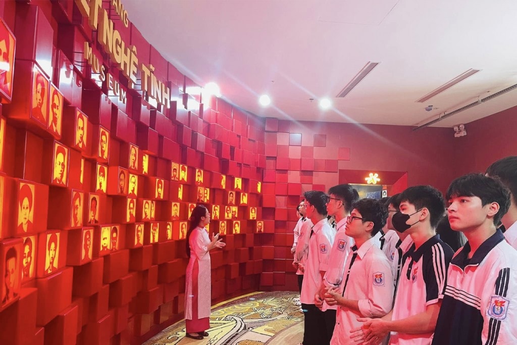 Du khách tham quan, tìm hiểu lịch sử tại các di tích và bảo tàng ở Nghệ An, góp phần đưa lịch sử đến gần công chúng.