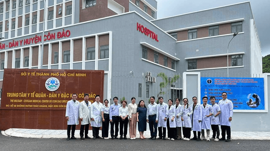 Các bác sĩ chuyên môn giỏi từ đất liền ra tăng cường cho y tế Côn Đảo. Ảnh: Sở Y tế cung cấp