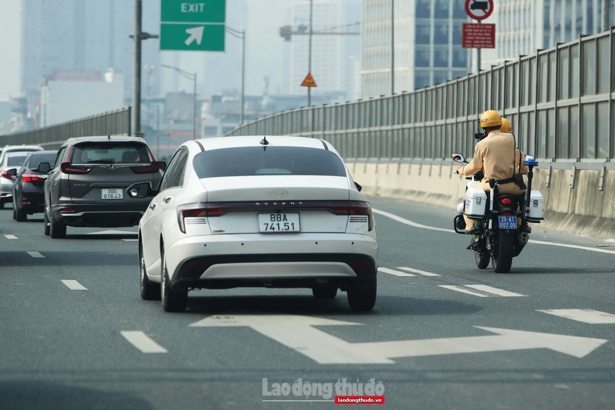 Tăng cường xử phạt xe đi vào làn khẩn cấp tại đường Vành đai 3 trên cao