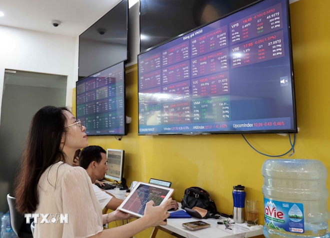 Khách hàng giao dịch tại Hội sở chính Công ty Chứng khoán Bảo Việt. (Ảnh: Trần Việt/TTXVN) ttxvn-chung-khoan-viet-nam-2807.jpg