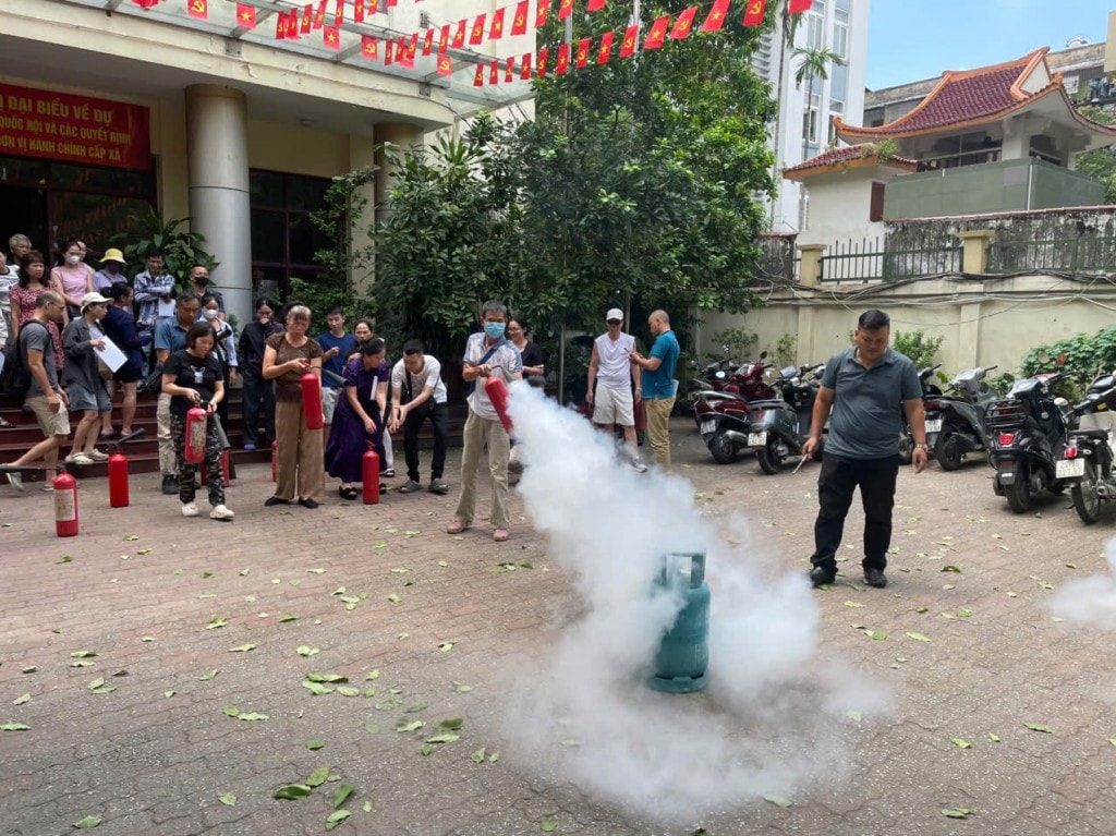 Người dân phường Kim Liên trực tiếp tham gia buổi thực hành chữa cháy, sử dụng bình cứu hỏa dập lửa tình huống giả định từ bình gas. Hoạt động thực hành giúp người dân nắm bắt kỹ năng cơ bản, xử lý kịp thời khi có sự cố cháy nổ xảy ra