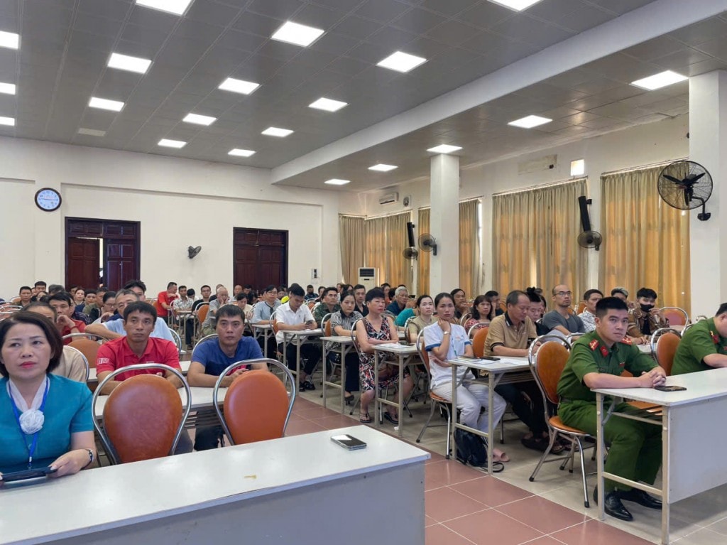 Hàng trăm hộ dân, chủ cơ sở kinh doanh, đại diện các khu dân cư cùng cán bộ chiến sĩ công an phường Kim Liên tham dự hội nghị tập huấn kiến thức, kỹ năng phòng cháy chữa cháy và cứu nạn cứu hộ.