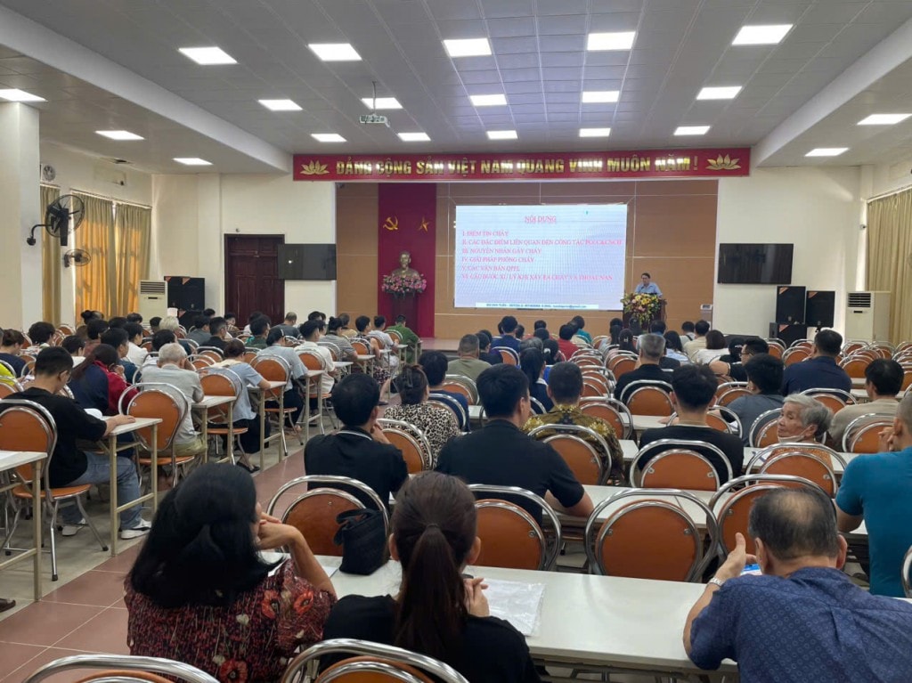 Quang cảnh hội nghị tuyên truyền, phổ biến pháp luật và huấn luyện nghiệp vụ PCCC – CNCH do UBND phường Kim Liên tổ chức. Các nội dung được báo cáo viên trình bày chi tiết, từ nguyên nhân, thực trạng cháy nổ đến giải pháp, kỹ năng xử lý tình huống