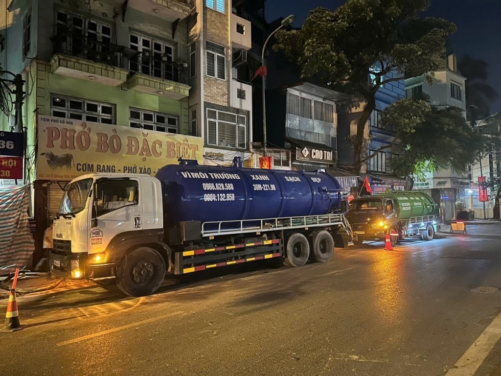 Các đơn vị liên quan tích cực khắc phục sự cố bùn trào khi thi công hầm tuyến đường sắt đô thị Nhổn - Ga Hà Nội (Ảnh: Đinh Luyện) Các đơn vị liên quan tích cực khắc phục sự cố bùn trào khi thi công hầm tuyến đường sắt đô thị Nhổn - Ga Hà Nội (Ảnh: Đinh Luyện)