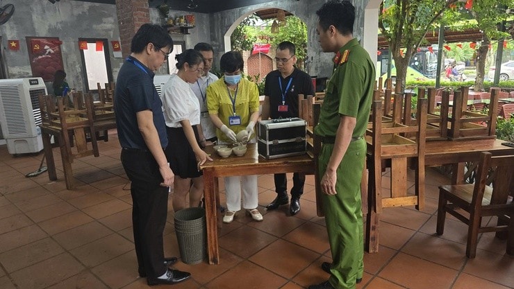 Đoàn kiểm tra của phường kiểm tra an toàn thực phẩm tại các cơ sở trên địa bàn phường