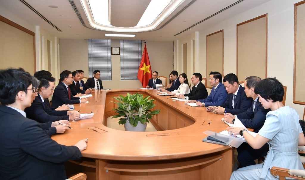 Phó Thủ tướng cũng trao đổi về các nội dung liên quan đến xây dựng thể chế vận hành Trung tâm tài chính quốc tế tại Việt Nam - Ảnh: VGP/Đức Mạnh