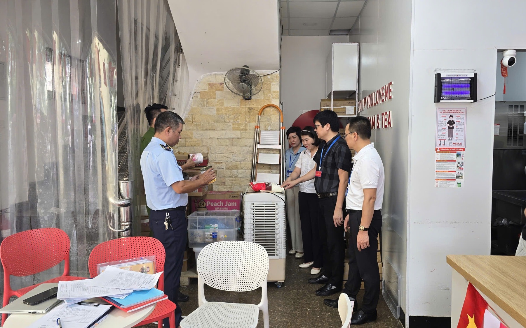 Đoàn kiểm tra của phường kiểm tra an toàn thực phẩm tại các cơ sở trên địa bàn phường