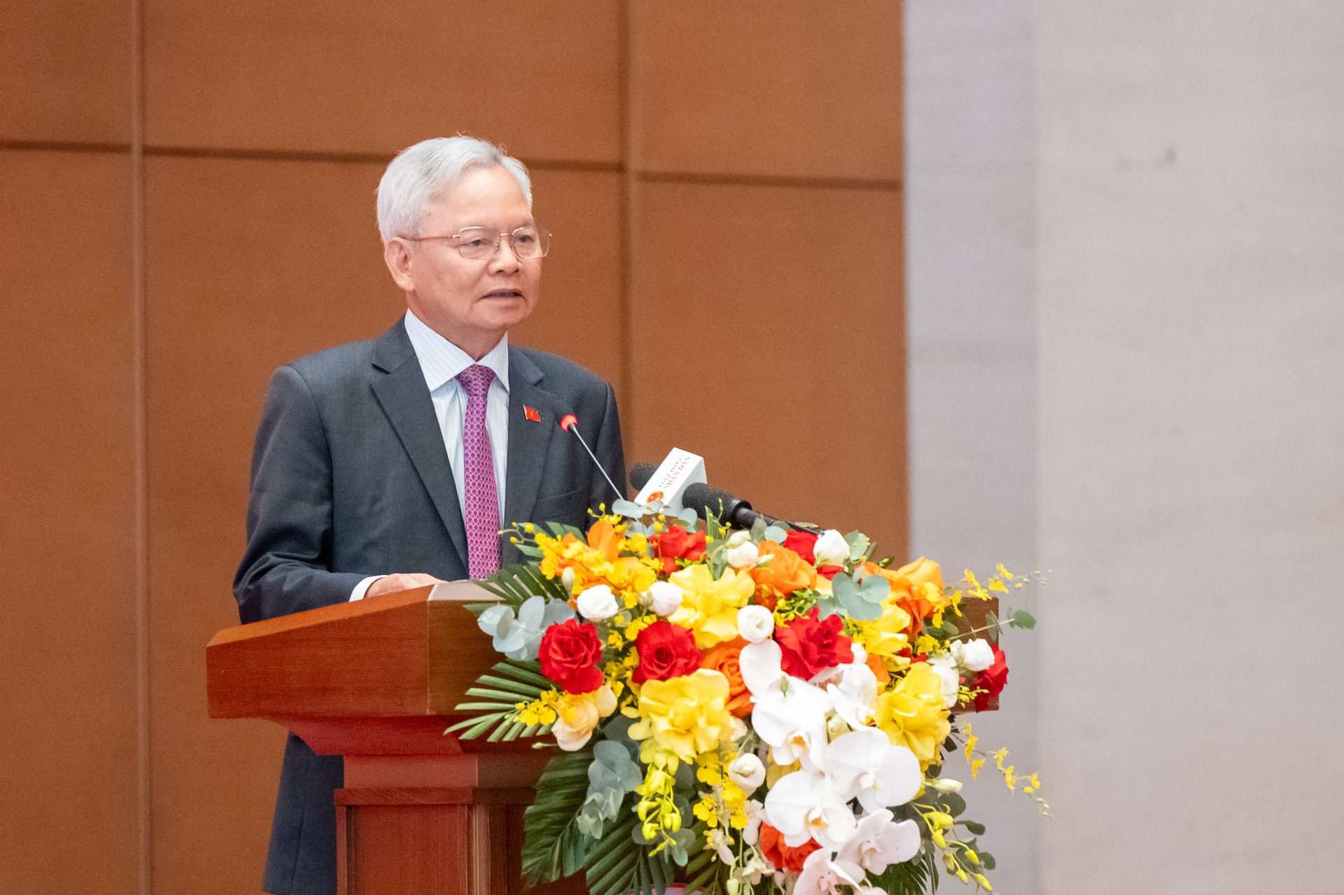 GS.TS Tạ Ngọc Tấn, Phó Chủ tịch Hội đồng Lý luận Trung ương tham luận tại hội thảo. Ảnh: Phạm Thă