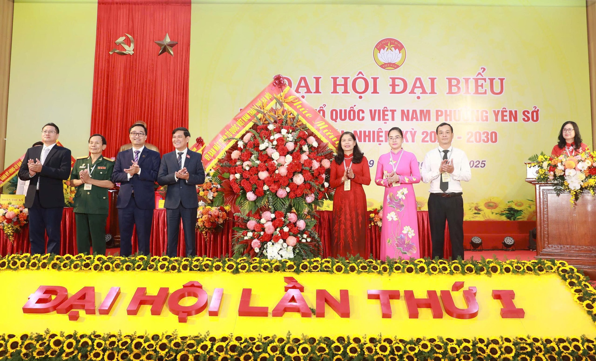 Lãnh đạo MTTQ Việt Nam thành phố Hà Nội tặng hoa chúc mừng Đại hội. Ảnh: PV