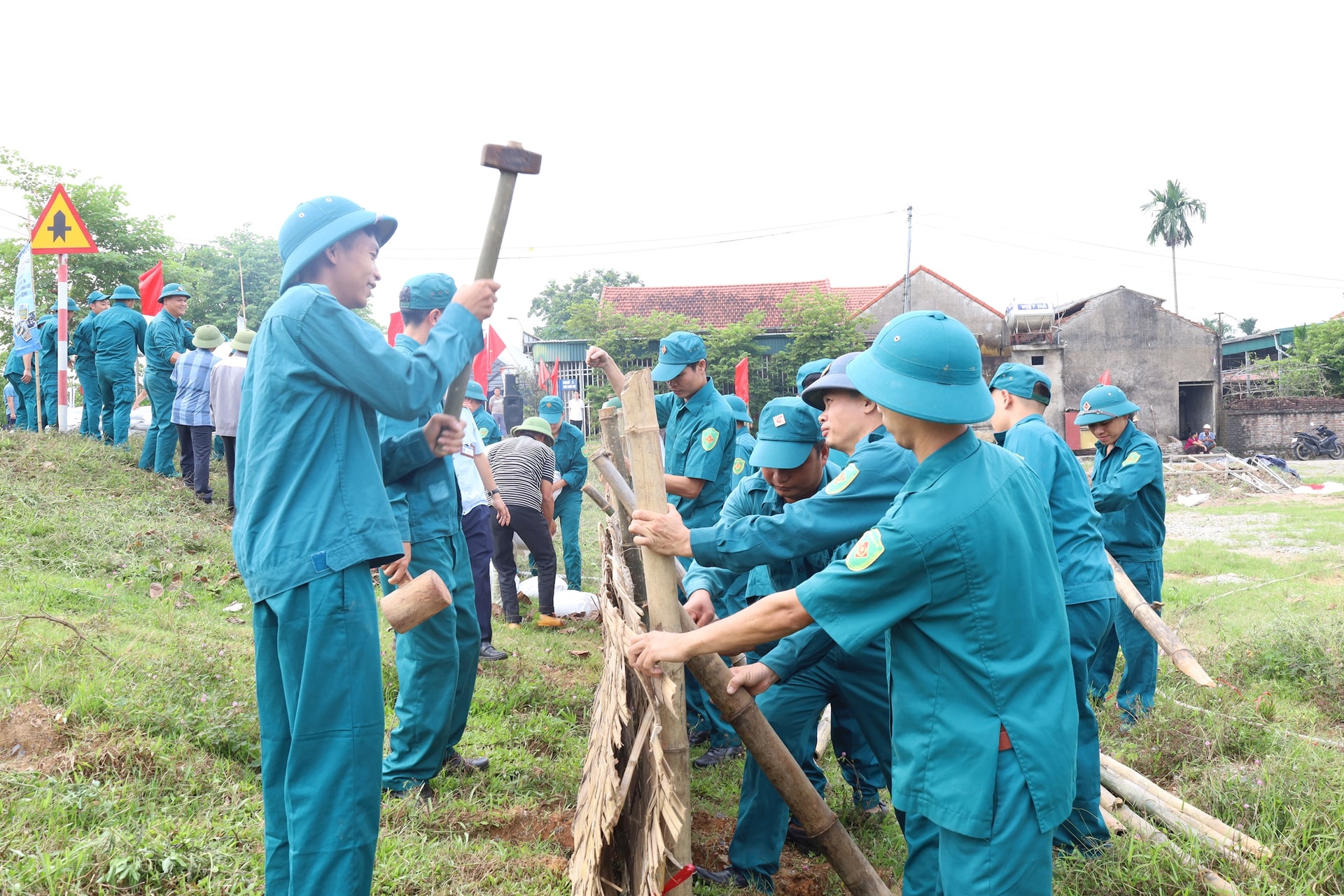 Chủ tịch UBND thành phố Hà Nội chỉ đạo ứng phó siêu bão Ragasa- Ảnh 2.