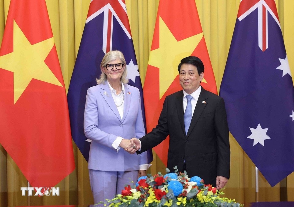 Chủ tịch nước Lương Cường và Phu nhân cùng Toàn quyền Australia Sam Mostyn và Phu quân chụp ảnh lưu niệm.