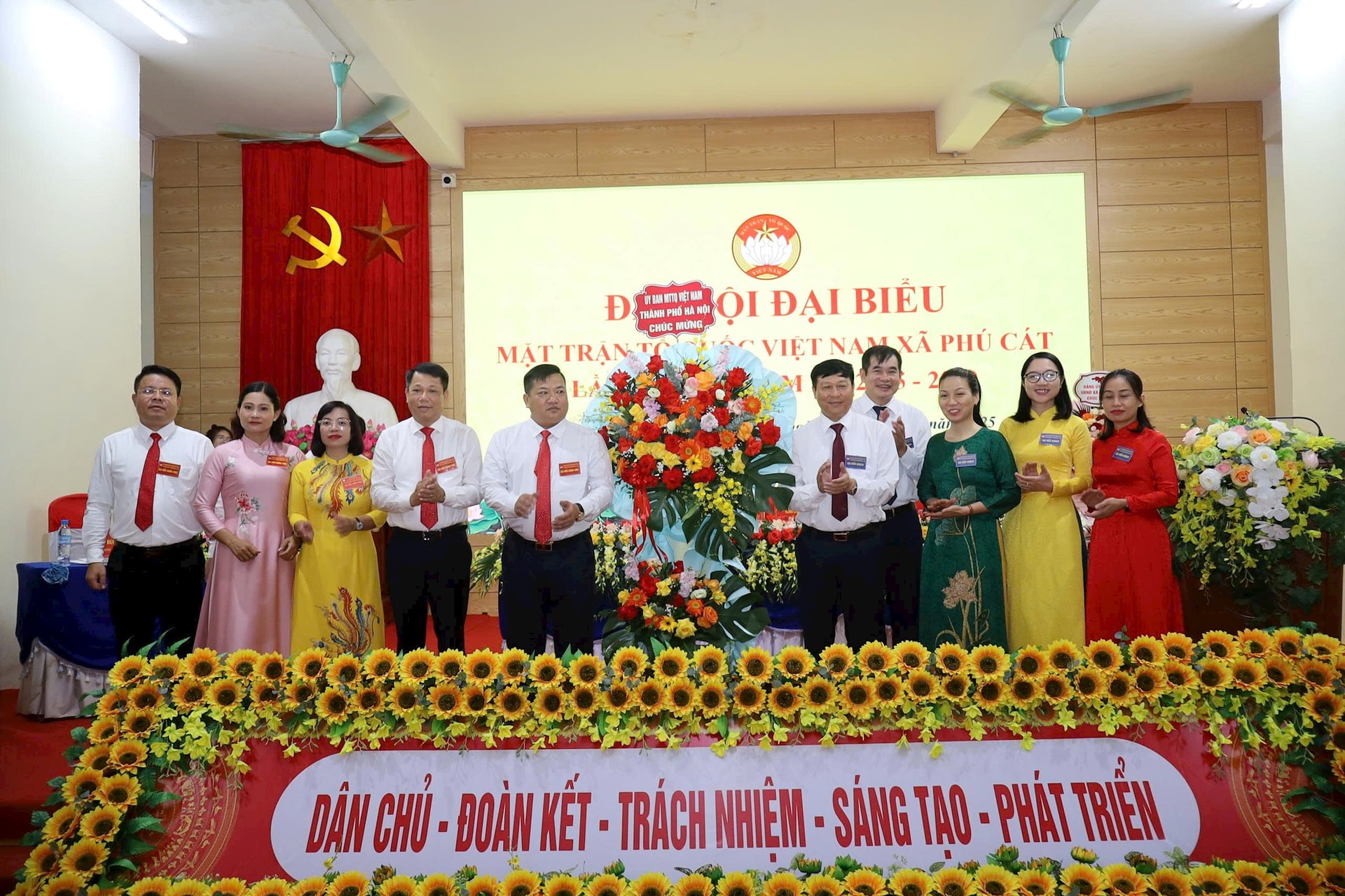 Lãnh đạo MTTQ thành phố tặng hoa chúc mừng Đại hội. Ảnh: Hoàng Sơn