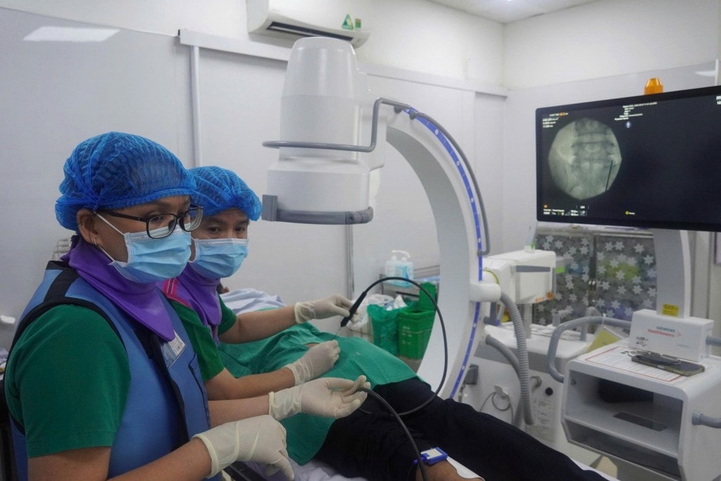 Các bác sỉ đang thực hiện kỹ thuật