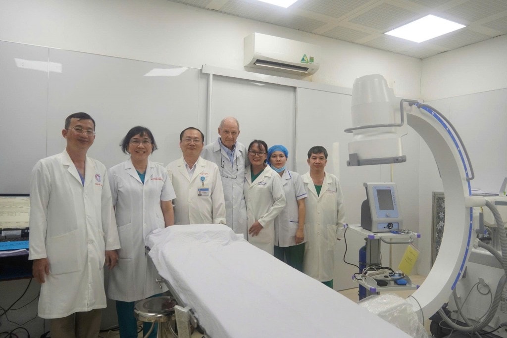 Thiết  bị hiện đại để thực hiện kỹ thuật điều trị giảm đau mạn tính