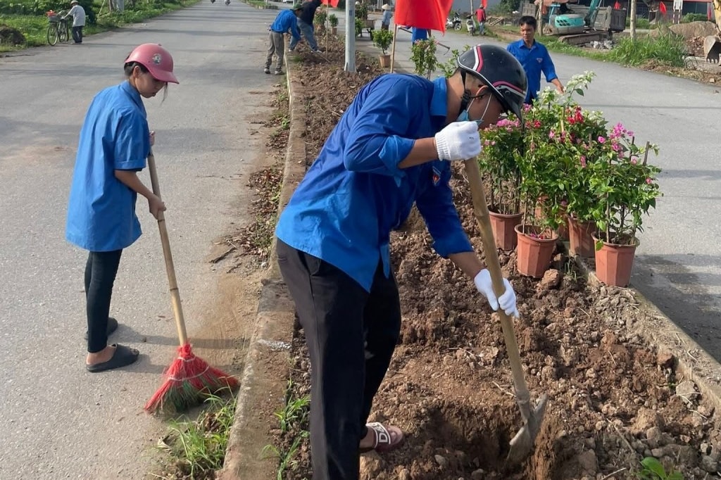 Thanh niên xã Đại Xuyên thực hiện tuyến đường hoa 