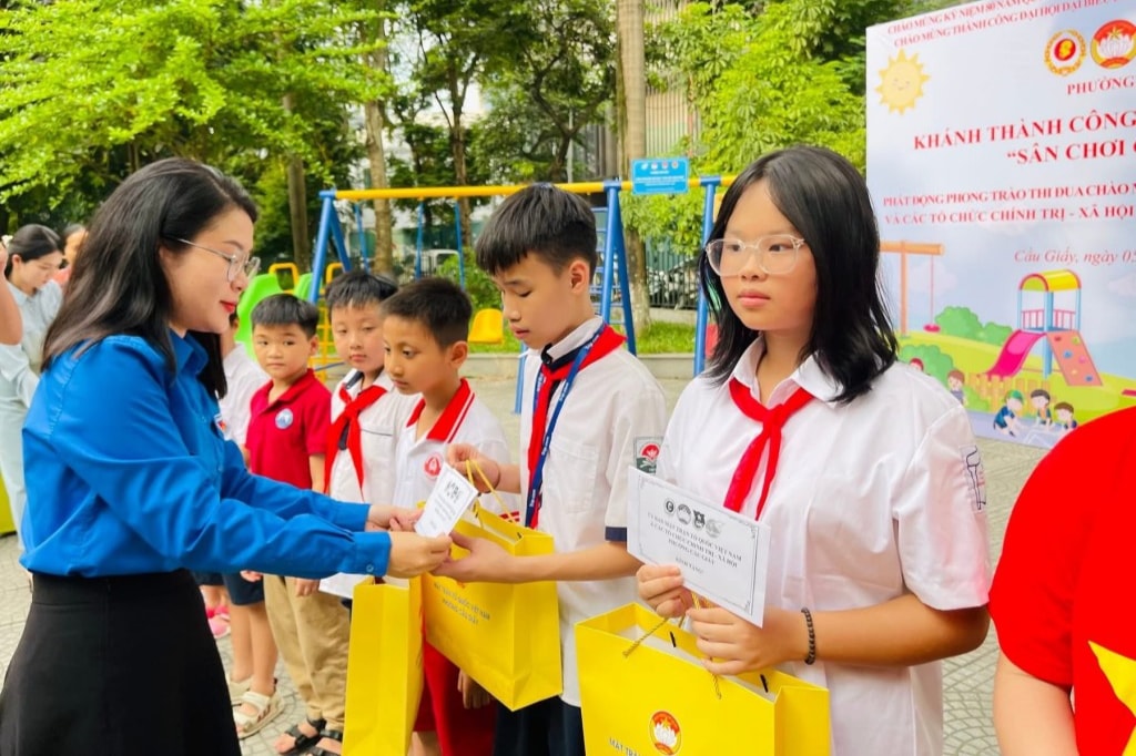 Nhiều phần quà được trao tặng đến học sinh có hoàn cảnh