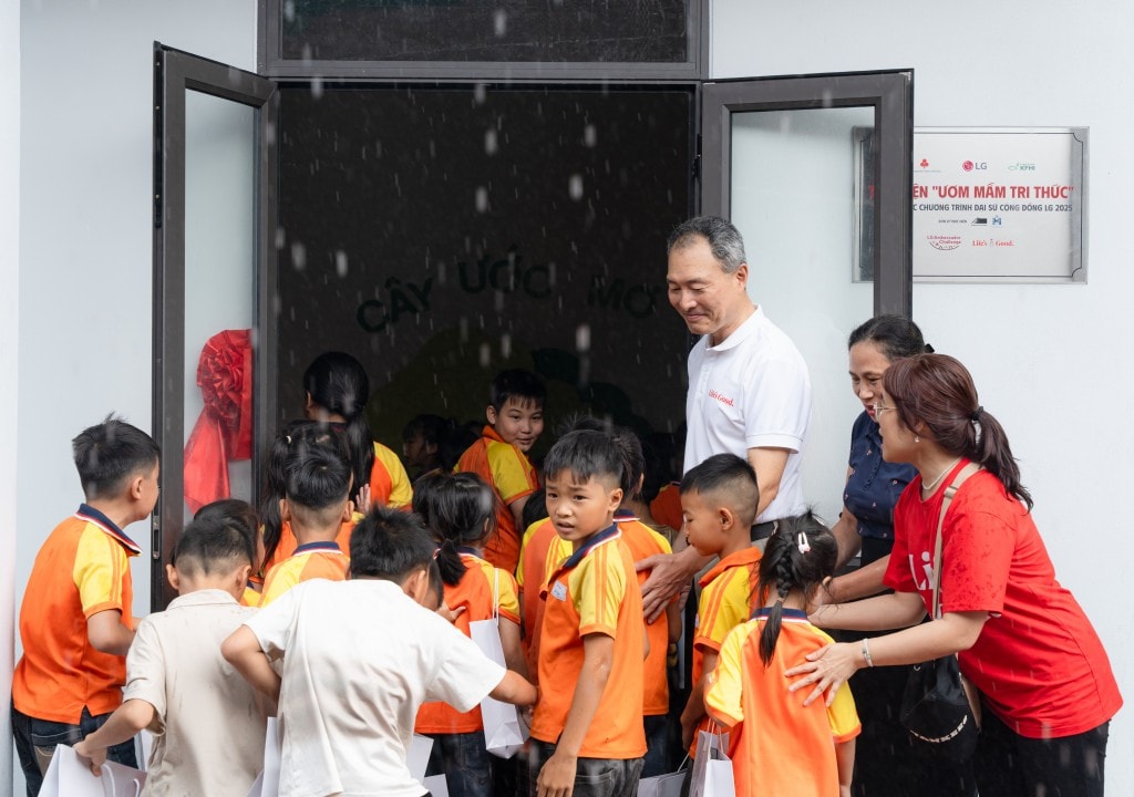 Các em học sinh trường Tiểu học Lợi Bác hào hứng khám phá thư viện mới