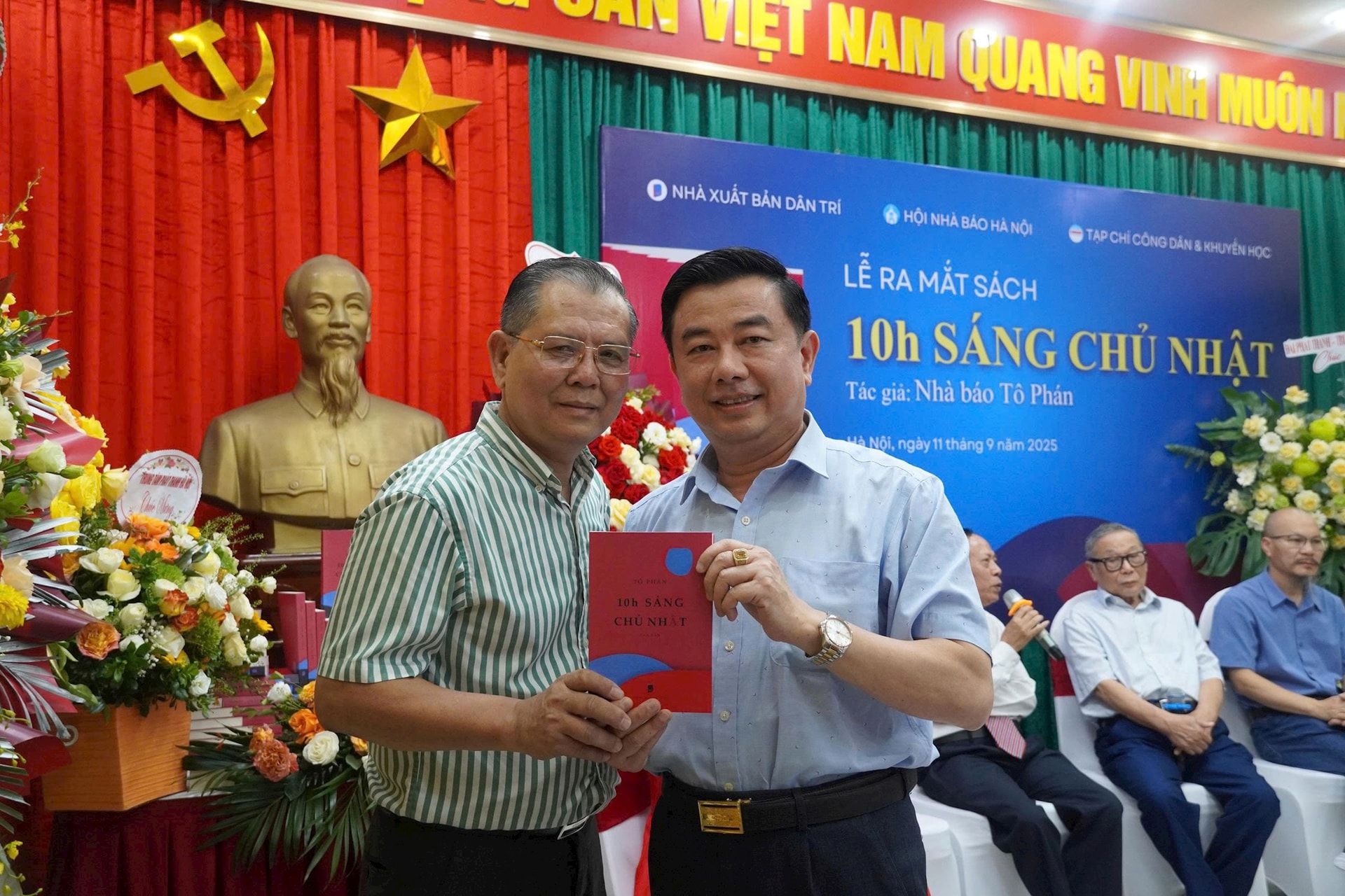 កាសែត-ដៃគូ-និង-អ្នករាយការណ៍-ង្វៀន-មិញ-ឌុក.jpg