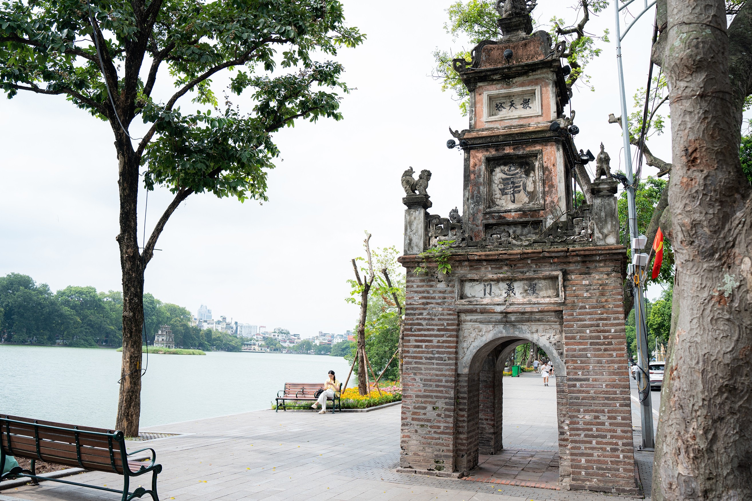 Du khách và những trải nghiệm mới mẻ tại hồ Gươm