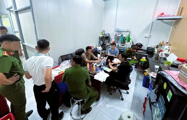 Lực lượng chức năng tiến hành khám xét xưởng sản xuất nước yến chưng giả của Công ty TNHH Vannest (Ảnh: CAĐN)