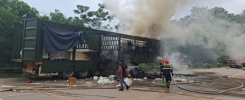 Lực lượng chức năng phối hợp tham gia dập tắt đám cháy