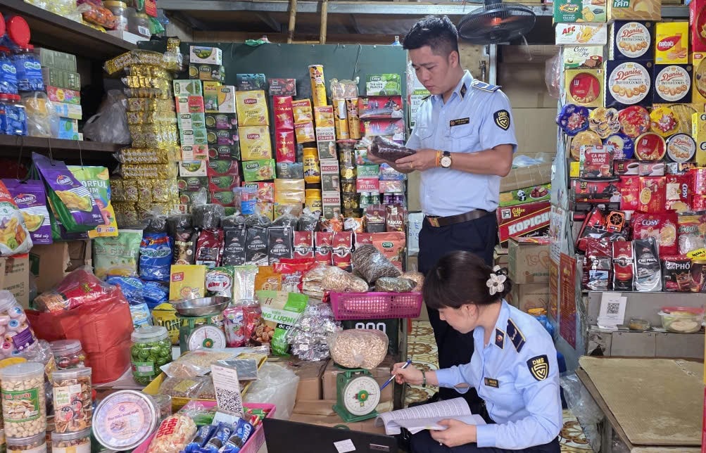 Đội QLTT số 2 kiểm tra, thu giữ hàng nghìn sản phẩm bánh Trung thu, đồ chơi trẻ em nhập lậu
