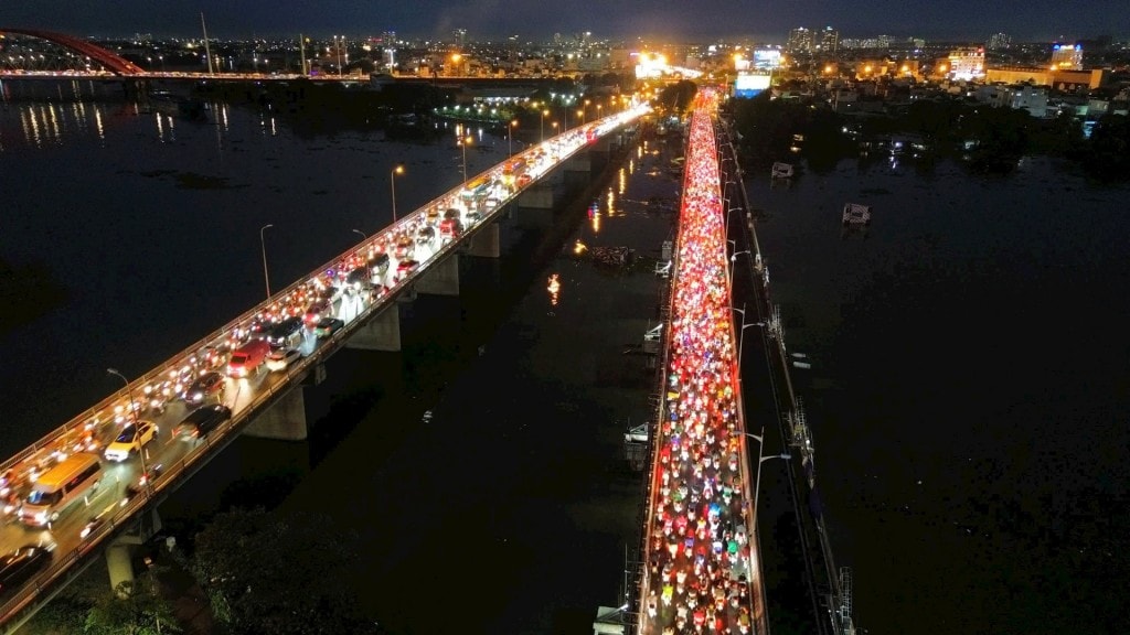 Cầu Bình Triệu kẹt xe nghiêm trọng vào chiều tối 9/9