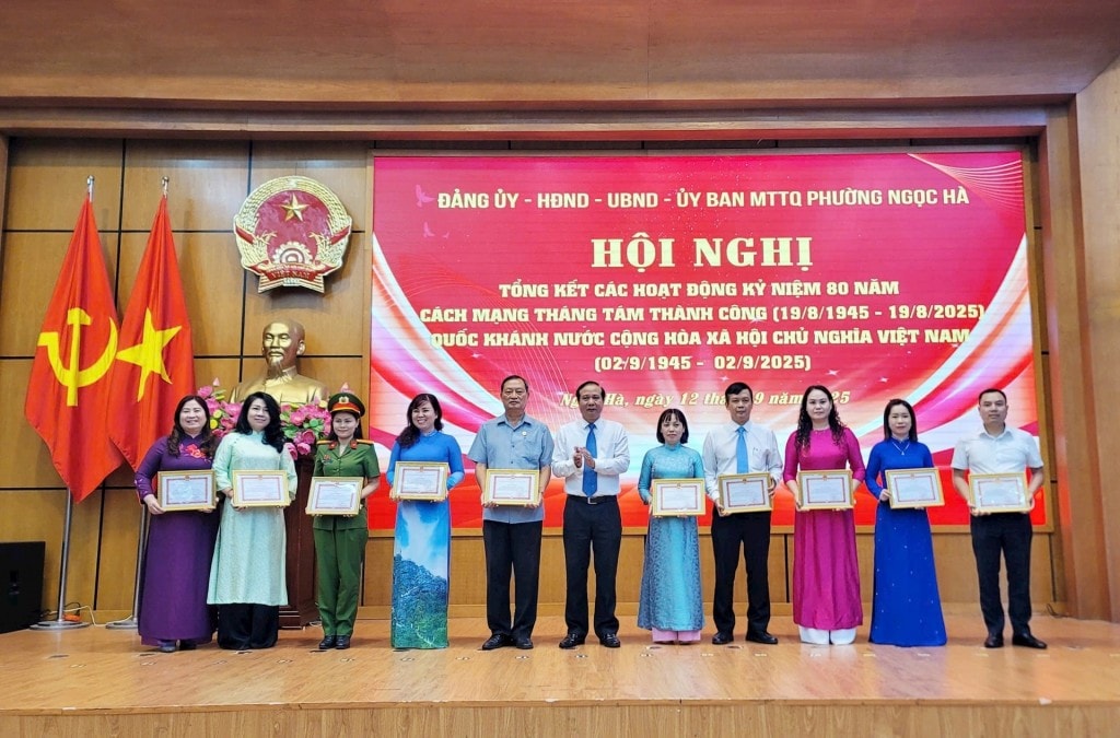 Bí thư Đảng ủy, Chủ tịch HĐND phường Ngọc Hà Nguyễn Công Thành trao giấy khen cho các tập thể có thành tích xuất sắc
