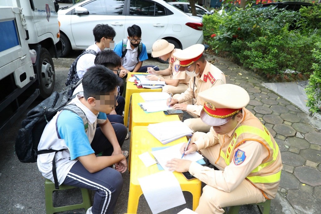 Nhiều học sinh vi phạm được mời đến chốt làm việc, nghe phổ biến quy định và ký cam kết không tái phạm.
