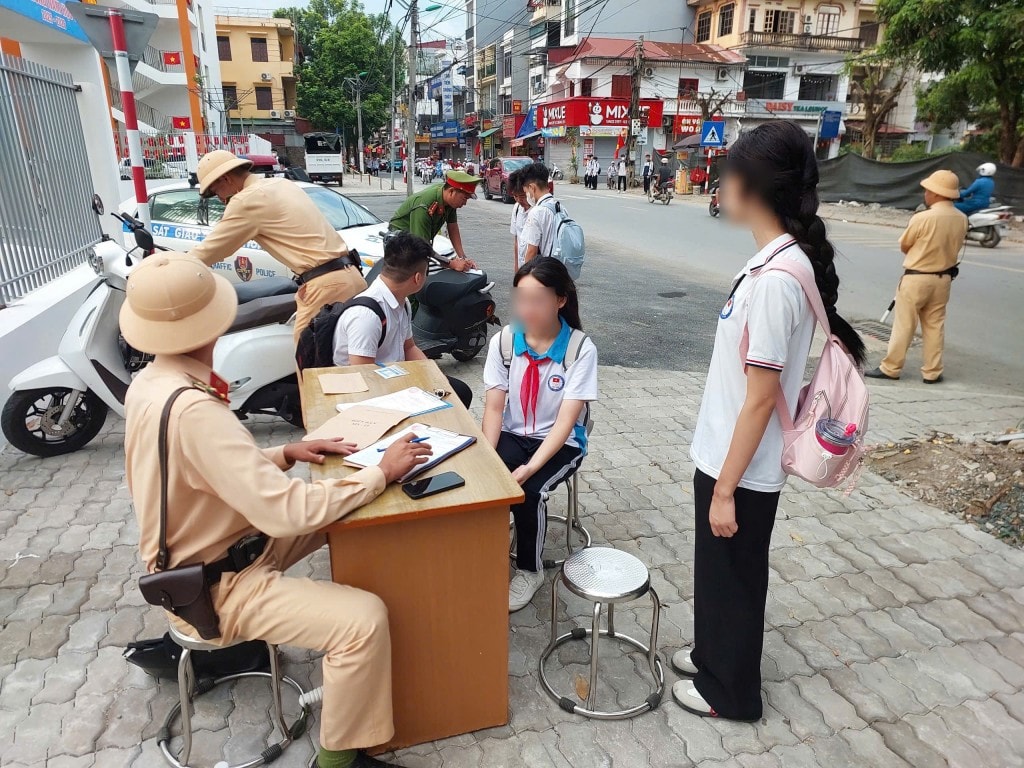 Nhiều học sinh bị lập biên bản vi phạm, được mời làm việc trực tiếp tại chốt kiểm tra lưu động.