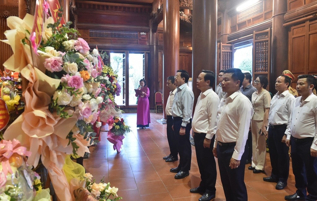Phó Thủ tướng Mai Văn Chính và đoàn công tác dâng hương tưởng niệm Chủ tịch Hồ Chí Minh tại Khu Di tích Kim Liên - Ảnh: VGP/Giang Thanh