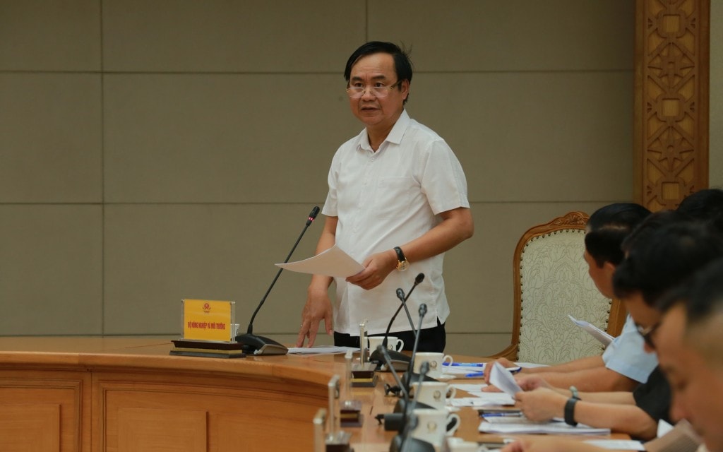 Thứ trưởng Bộ Nông nghiệp và Môi trường Võ Văn Hưng báo cáo tại cuộc họp - Ảnh: VGP/Minh Khôi