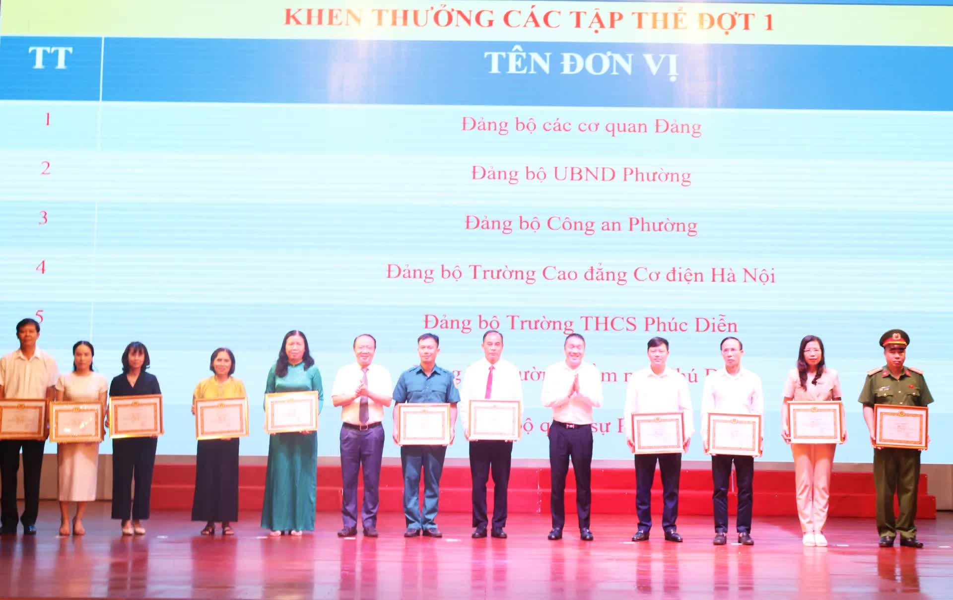 Phú Diễn: Khen thưởng hơn 90 tập thể, cá nhân xuất sắc Phú Diễn: Khen thưởng hơn 90 tập thể, cá nhân xuất sắc