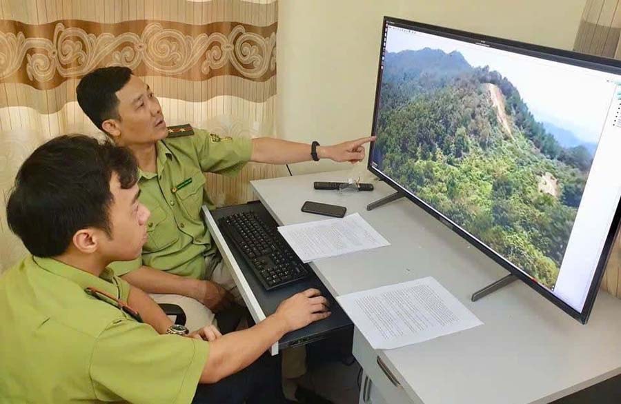 Cán bộ Chi cục Kiểm lâm Hà Nội quan sát, theo dõi rừng qua hệ thống camera. Ảnh: Hoàng Sơn