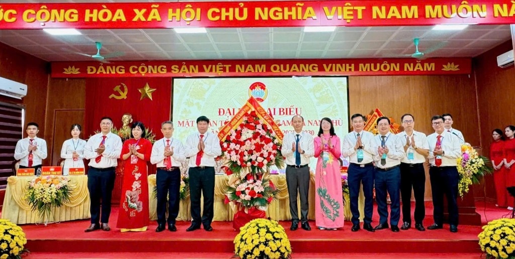 Lãnh đạo MTTQ Việt Nam thành phố Hà Nội và lãnh đạo xã Nam Phù tặng hoa chúc mừng Đại hội.