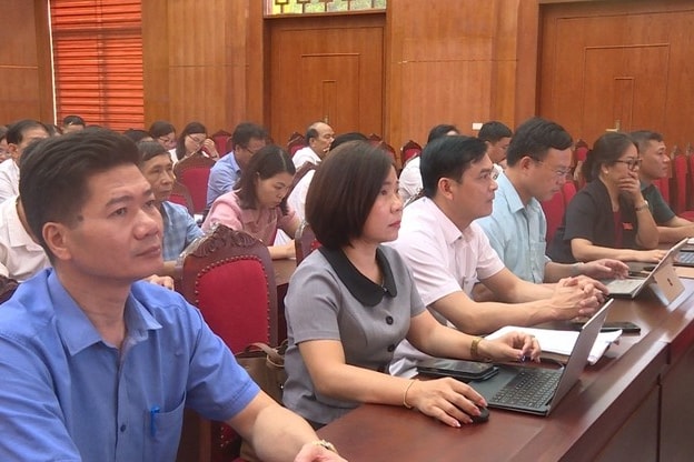 Các đại biểu tham dự nghe quán triệt các Nghị quyết, Chỉ thị