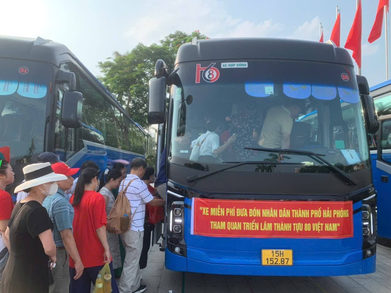 Những chuyến xe lan toả hình ảnh đẹp đất Cảng hôm nay. Ảnh: Thanh Tú